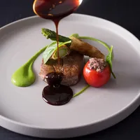 ゲストをもてなすお料理の数々は、経験豊かなシェフが新郎新婦のお二方とのお打合せを行い、ひとつひとつ丁寧に、ご一緒にメニューをつくりあげていきます。