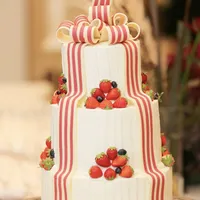 高さのあるエレガントなウェディングケーキ