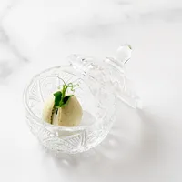 「Coffret＝小箱」をイメージしたガラスの小皿でお届けする最初のひと皿は、「大切なものをそっと詰める」想いを込めたおもてなし