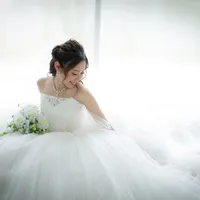 ふわっとボリュームのあるキラキラウェディングドレス