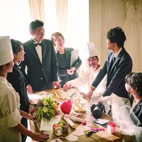 大切な一日をサポート（関係するスタッフが一堂に集まり、ふたりの当日をイメージしながら準備しています）