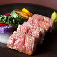 シェフ自らが市場で厳選した黒毛和牛を香り豊かに焼き上げ、十年熟成させたマデラ酒と柚子をあわせたソースでお召し上り頂きます。