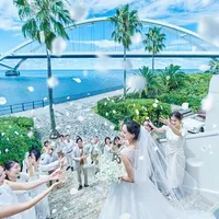 一面の青空に映える白亜のチャペルでの結婚式の後は、海に向かう大階段で行うアフターセレモニーが人気