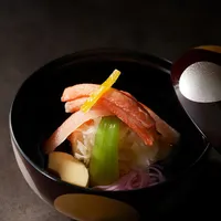 ゲストの皆さまにお届けするのは、「目に映る美しさ」「味わう楽しみ」「心を紡ぐ」お料理です。写真は【和洋折衷】大福椀：海老真丈花弁蒸しとズワイ蟹の清汁仕立て