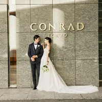 エントランス前はコンラッド東京のロゴも入り、おすすめのフォトスポット