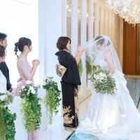 天井からの陽光がバージンロードに反射してチャペル全体を包み込む