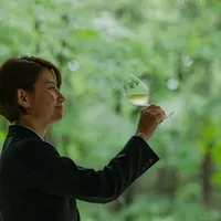 サービススタッフは新郎新婦様に代わってゲストへおもてなしを提供する