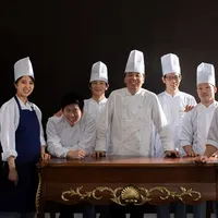 シェフ、パティシエは多彩な経験から披露宴の料理を考案する