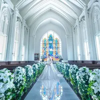 重厚な扉が開いた瞬間ゲスト全員から歓声が上がるバージンロード
誰しもが息を飲むその圧巻のスケールは 特別な一日に相応しい荘厳な空気と繊細さを兼ね備えています