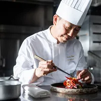 一流のシェフによる逸品料理でお一人おひとりを満足の笑顔に