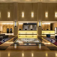 ゲストを迎えるホテルのフロントは広々として明るく上質な雰囲気