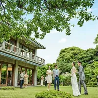 美しい芝の庭園で、デザートブッフェやウェルカムパーティーなど開放感あふれるひと時が過ごせる