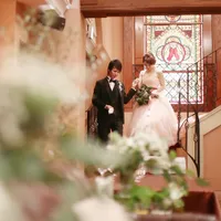 シースルー階段からの再入場は、パーティが盛り上がる大切なシーン。