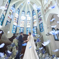 ブルーのステンドグラスが印象的な本格大聖堂
祝福の光に包まれて生演奏が響く感動的な1日を