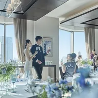 【アリエス】
大きな窓から見える東京の景色をひとり占め。
開放的な空間でデザートブッフェも楽しめる。