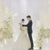 純白の空間にスワロフスキーや水晶が煌く幻想的なスタイルは挙式をドラマティックに演出