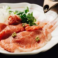 最高の霜降りともいわれる山形牛を 目の前でしゃぶしゃぶにしてご用意します