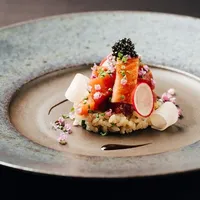 本鮪の大トロは軽めの漬けにし炙り、赤身はマリネでご用意しました。お米のサラダと共にお楽しみください