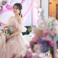 ホワイトを基調に上質さをキープしつつ、モーブピンクをアクセントに優雅さも演出