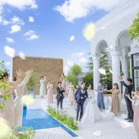 ガーデンは心地よい風がふき、水面が揺れる開放的な空間