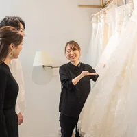 館内のドレスショップにて、数々のお衣装をご案内