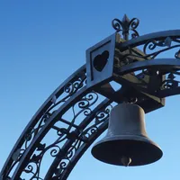 ガーデンに備えたカリオンで記念撮影を