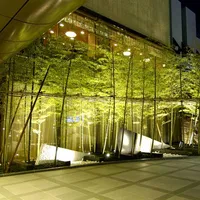 和装での記念撮影が映える玄関の竹藪