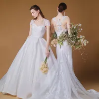 チュールやレース、繊細な刺繍で仕立てたロマンティックなドレス