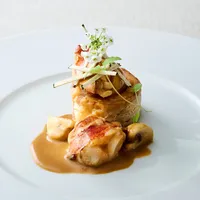 特別な日にふさわしい料理。おもてなしを大切にした料理は出汁でいただく
フランス料理「ジュ・ド・フレンチ」