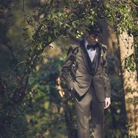 フォーマルすぎず、程よい抜け感でリラックスした雰囲気を演出