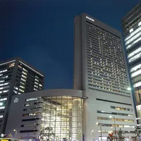 ヒルトンプラザEASTを包み込むように広がる、輝くビル群の夜景