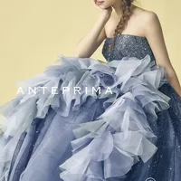 グリッターを敷き詰めラインストーンを散らし華やかなディテールが光るトップス。