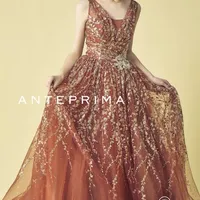 トップスのショルダードレープの大きなⅤラインでフェミニンさを際立たせる。大人花嫁を魅了するANTEPRIMAらしい一着。