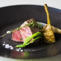 じっくりと火を入れた柔らかな国産牛。自家製ソースの爽やかですっきりとした味わいが、牛肉の香ばしさをより一層引き立ててくれます