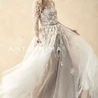 エレガンスとモードが共存する、煌めくベージュのラグジュアリードレス。