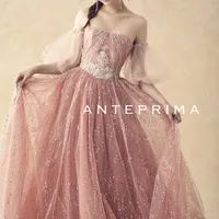 「アンテプリマらしいサーモンピンクのニュアンスカラー」と「プラコレならではの若々しいシルエット」で大人スイートに。