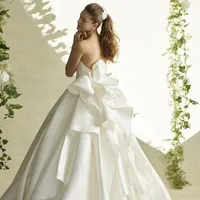 光沢のあるハリ感が魅力のミカド素材はシンプルで上品なドレスにベストマッチ。
繊細なフランスレースを施したVカットの胸元は愛らしさとエレガントを融合しつつスタイルアップ効果も…　