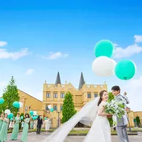 海外を思わせるような外観をバックに、バルーンリリース演出も素敵な写真が残せる