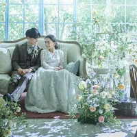 【Du cap】会場だけでなく、ゲートからパティオまで自然光が差し込み明るくナチュラルな雰囲気。人気のソファスタイルが似合うリラックス空間。