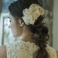 ドレスと同じ素材で作られた統一感のあるヘアード