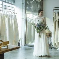 歴史ある洋館に調和する、着心地の良いドレスの数々