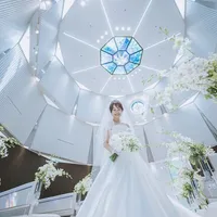 天井のステンドグラスから美しい光が降り注ぐ