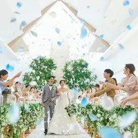 ゲストとの距離が近く、アットホームな空間で和やかな挙式が叶う