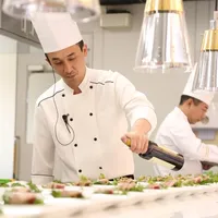 会場内のオープンキッチンでは、ゲストの目の前でお料理！
