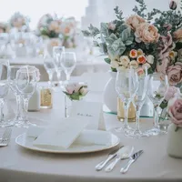 柔らかな雰囲気の会場に合わせたコーディネート