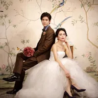 ドレスとタキシード、披露宴会場にて