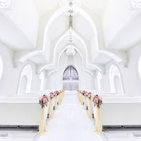 白石に囲まれた厳粛な聖壇。真っ白な佇みに天使が舞い降りる。神聖な雰囲気で永遠の愛を誓えるチャペル。