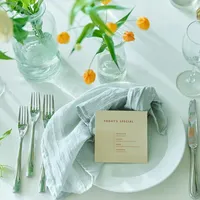 テーブルコーディネートはおふたりらしさを取り入れて。フローリストと一緒にオートクチュールを楽しめる。