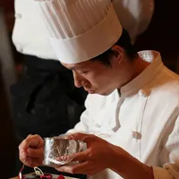 自らに妥協せず素材選びから始まり、調理、盛り付け、そしてご提供するサービスに至るまで心を配り、皆さまの思い出に残るおてなしに努めます。
おふたりと皆さまへの祝福の気持ちを込めたお料理をぜひお楽しみください。