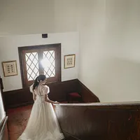 赤い絨毯がクラシカルな館内の階段はフォトスポットとしてもおすすめ